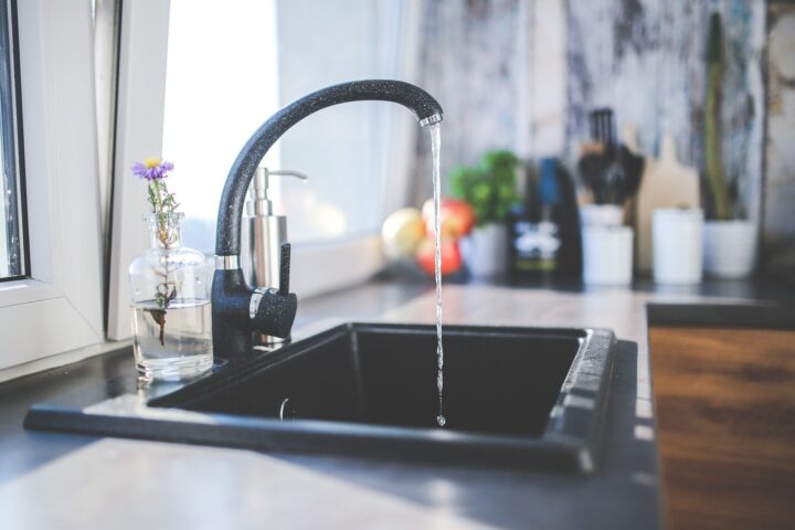 fumigar o cebo en gel en la cocina para eliminar hormigas y cucarachas. teneplagas