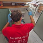 Técnico de Teneplagas Gran Canaria realizando inspección para eliminar cucarachas en Vecindario.