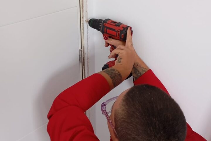 Técnico de [Nombre de tu Empresa] aplicando tratamiento inyectado para termitas de madera seca.