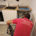 tecnico de Teneplagas fumigando cucarachas en Adeje