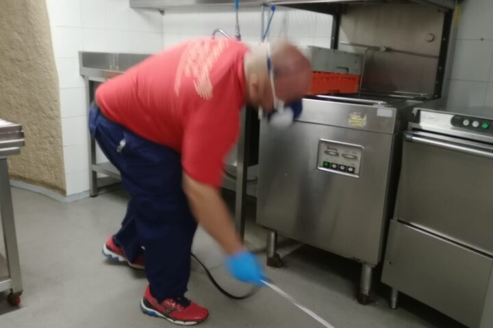 Técnico de Teneplagas realizando una fumigación de cucarachas en una cocina de Puerto de la Cruz